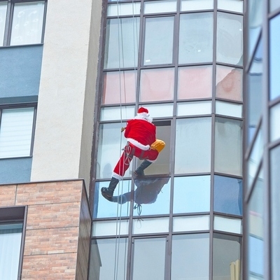 Descente de père noël cordiste à Calais